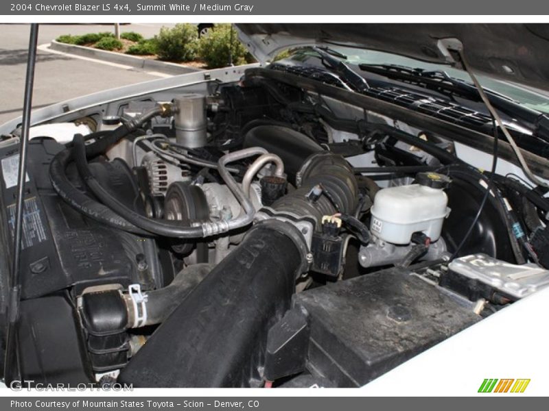 Summit White / Medium Gray 2004 Chevrolet Blazer LS 4x4