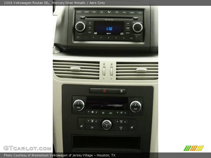 Mercury Sliver Metallic / Aero Grey 2009 Volkswagen Routan SEL