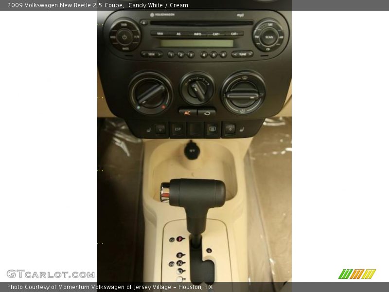 Candy White / Cream 2009 Volkswagen New Beetle 2.5 Coupe