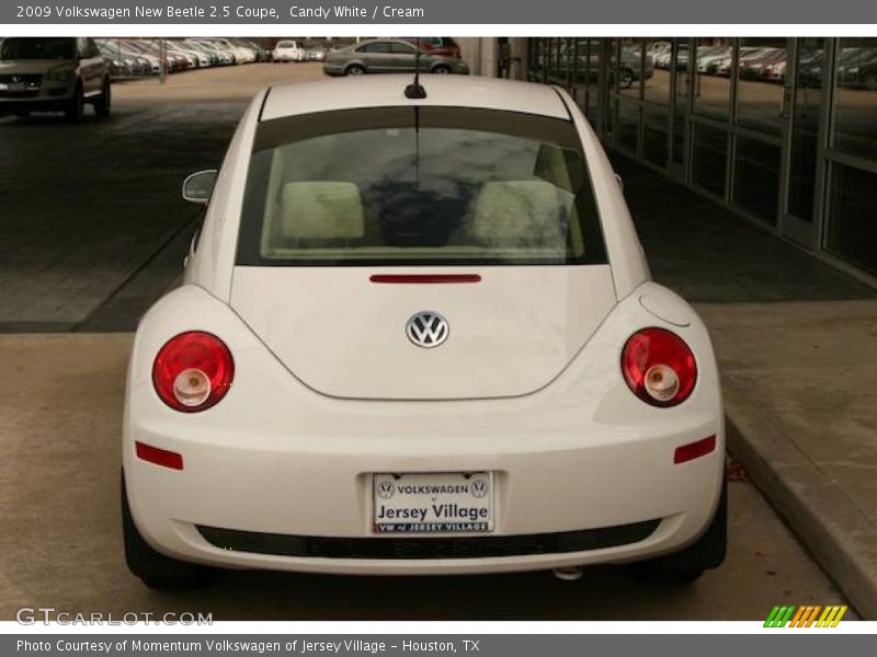Candy White / Cream 2009 Volkswagen New Beetle 2.5 Coupe