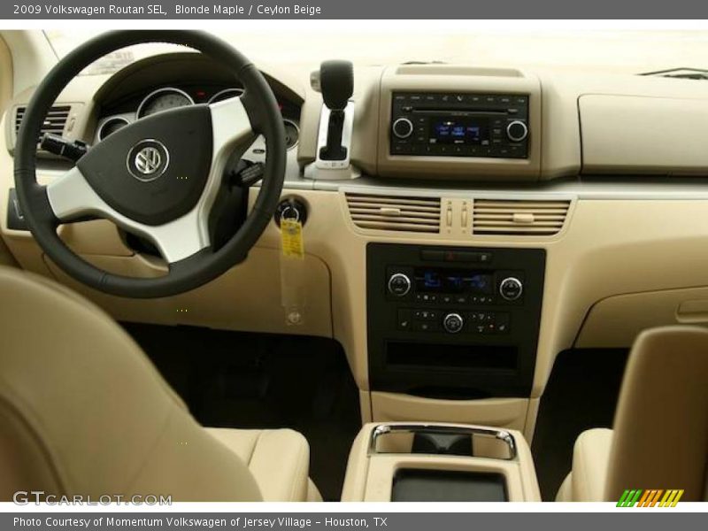 Blonde Maple / Ceylon Beige 2009 Volkswagen Routan SEL