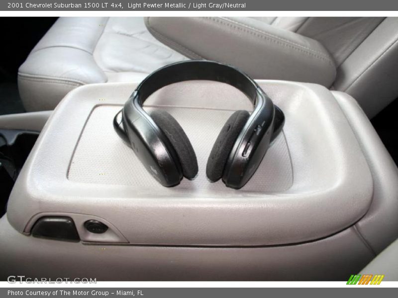 Light Pewter Metallic / Light Gray/Neutral 2001 Chevrolet Suburban 1500 LT 4x4