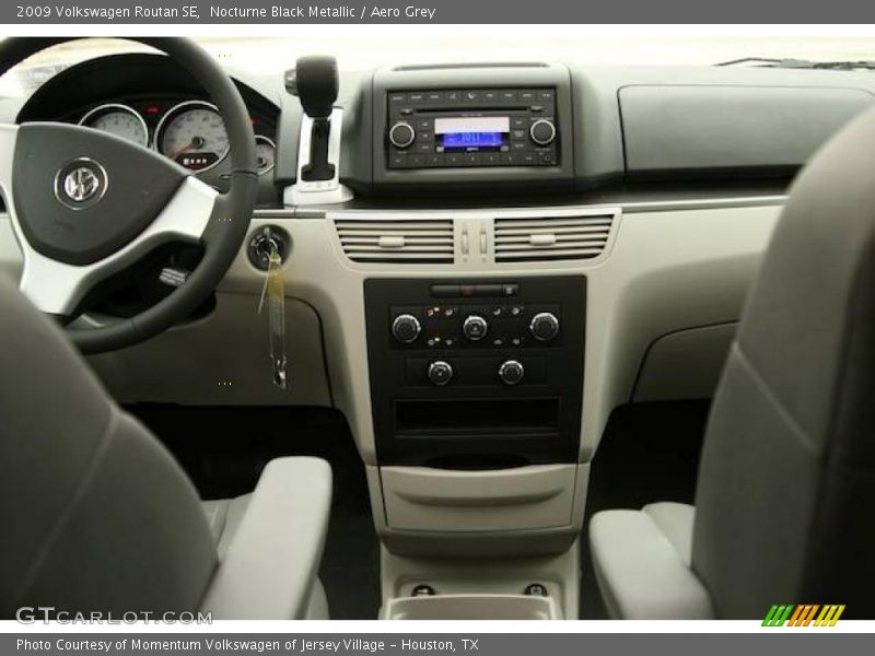 Nocturne Black Metallic / Aero Grey 2009 Volkswagen Routan SE