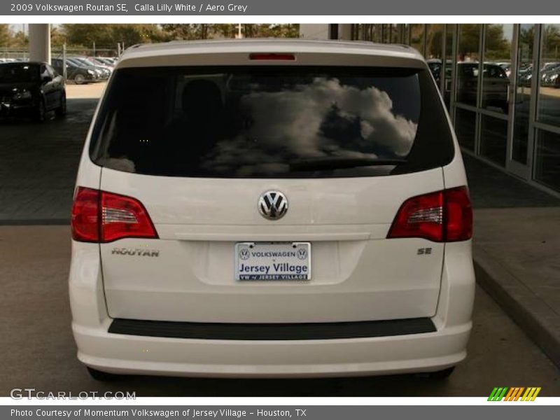 Calla Lilly White / Aero Grey 2009 Volkswagen Routan SE