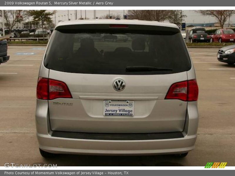 Mercury Sliver Metallic / Aero Grey 2009 Volkswagen Routan S