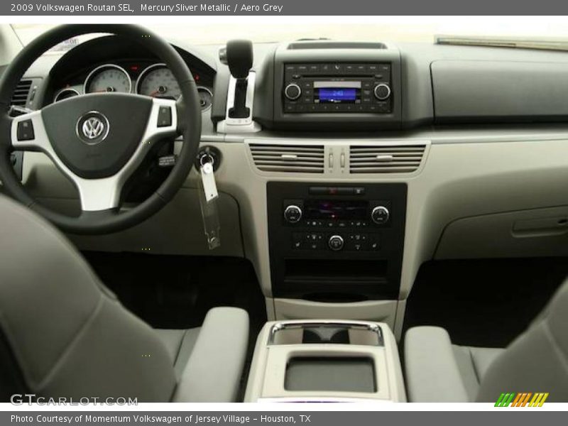 Mercury Sliver Metallic / Aero Grey 2009 Volkswagen Routan SEL