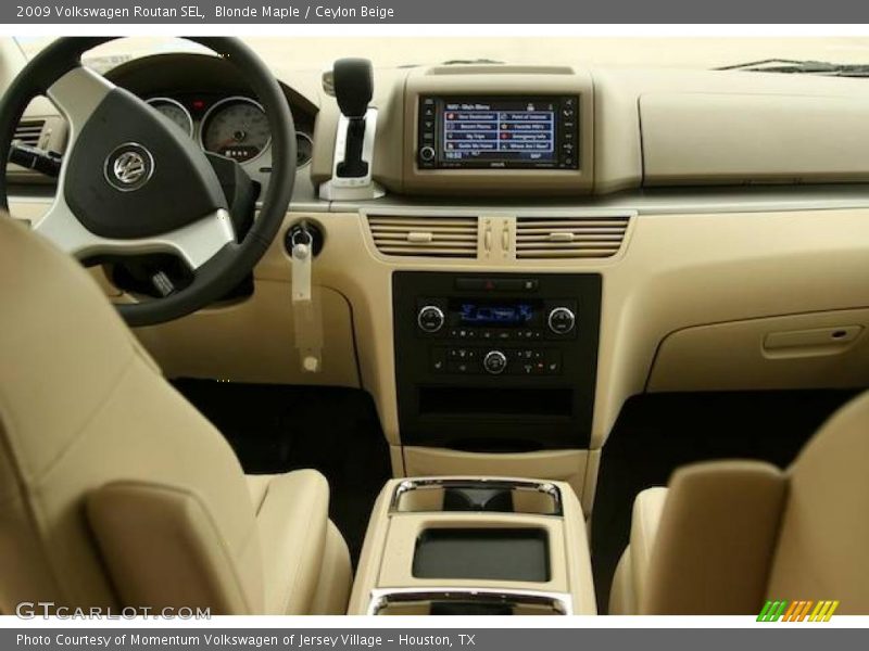 Blonde Maple / Ceylon Beige 2009 Volkswagen Routan SEL