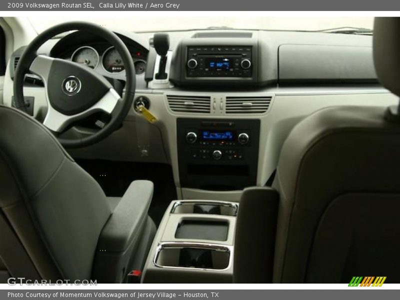 Calla Lilly White / Aero Grey 2009 Volkswagen Routan SEL