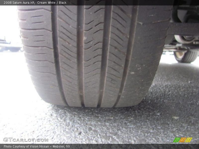 Cream White / Black 2008 Saturn Aura XR