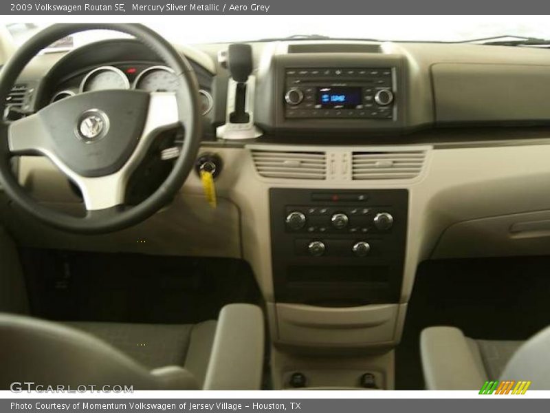 Mercury Sliver Metallic / Aero Grey 2009 Volkswagen Routan SE