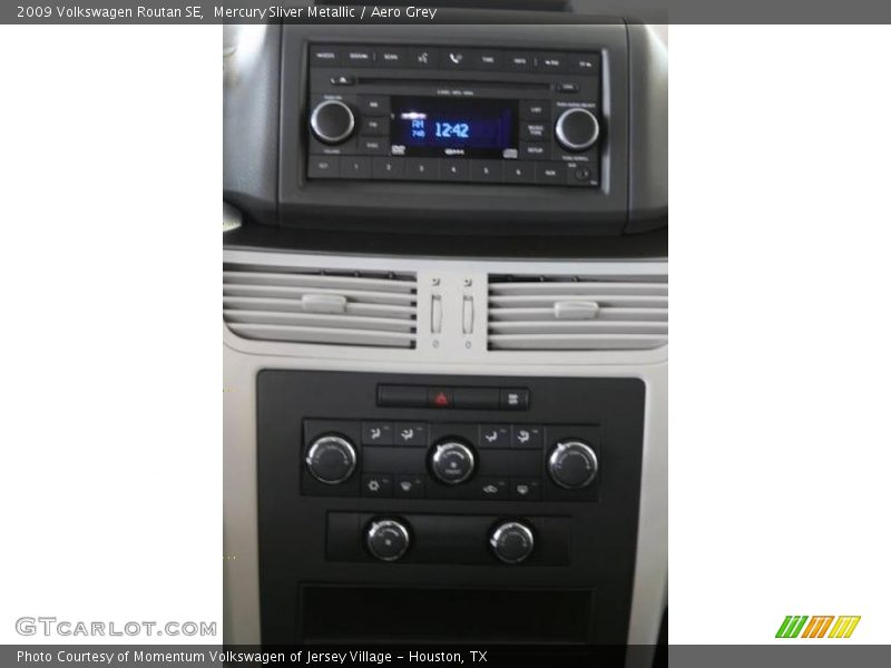 Mercury Sliver Metallic / Aero Grey 2009 Volkswagen Routan SE
