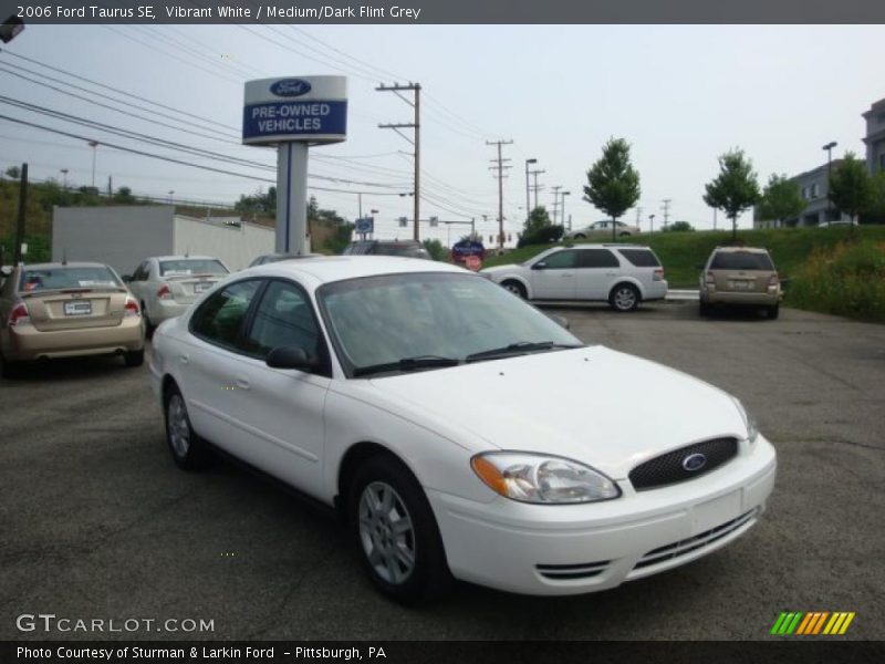 Vibrant White / Medium/Dark Flint Grey 2006 Ford Taurus SE
