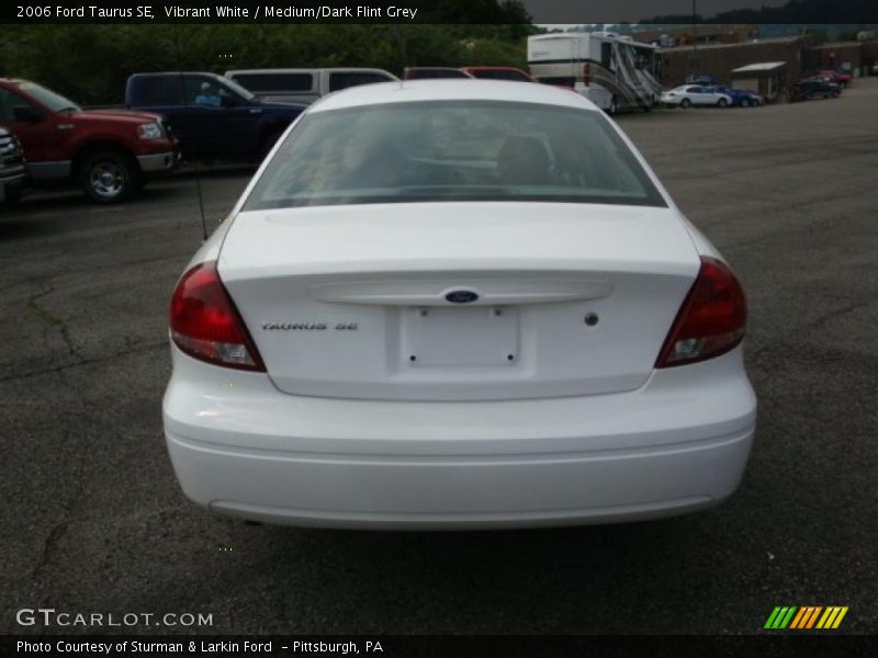 Vibrant White / Medium/Dark Flint Grey 2006 Ford Taurus SE