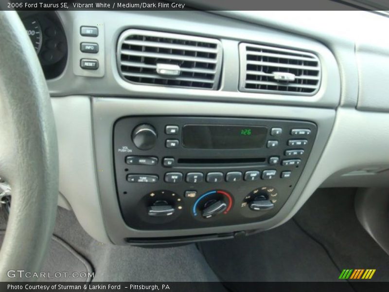 Vibrant White / Medium/Dark Flint Grey 2006 Ford Taurus SE