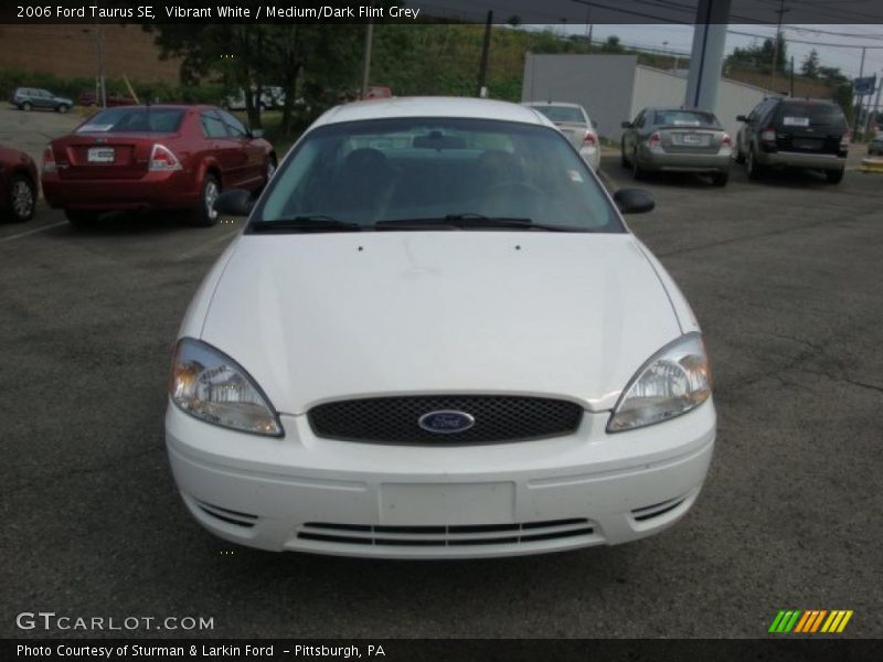 Vibrant White / Medium/Dark Flint Grey 2006 Ford Taurus SE