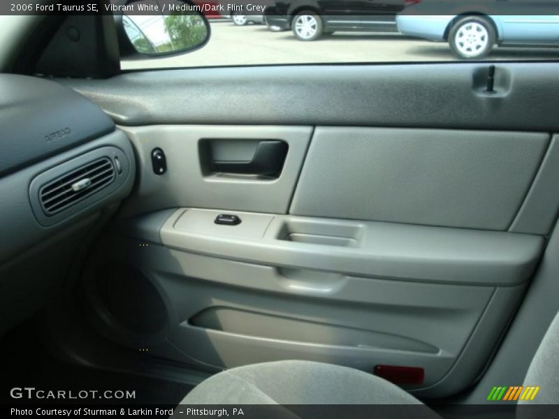 Vibrant White / Medium/Dark Flint Grey 2006 Ford Taurus SE