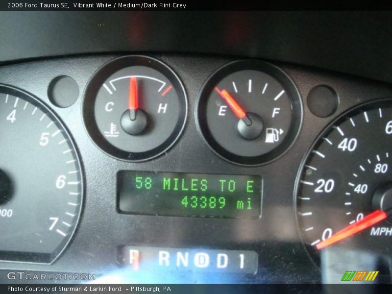 Vibrant White / Medium/Dark Flint Grey 2006 Ford Taurus SE