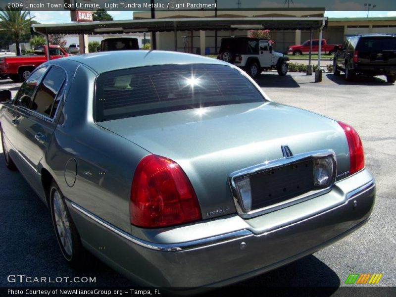 Light Tundra Metallic / Light Parchment 2004 Lincoln Town Car Ultimate