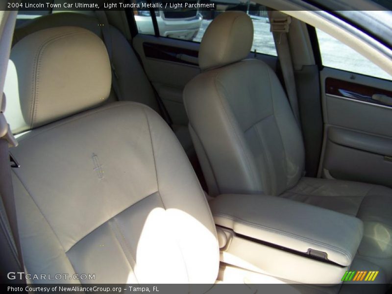 Light Tundra Metallic / Light Parchment 2004 Lincoln Town Car Ultimate