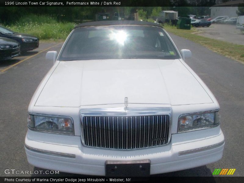 Performance White / Dark Red 1996 Lincoln Town Car Signature