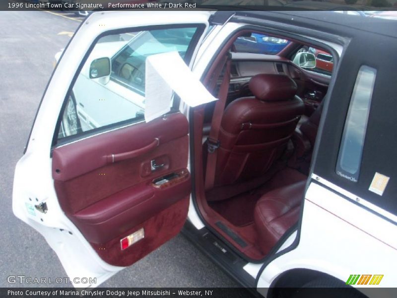 Performance White / Dark Red 1996 Lincoln Town Car Signature