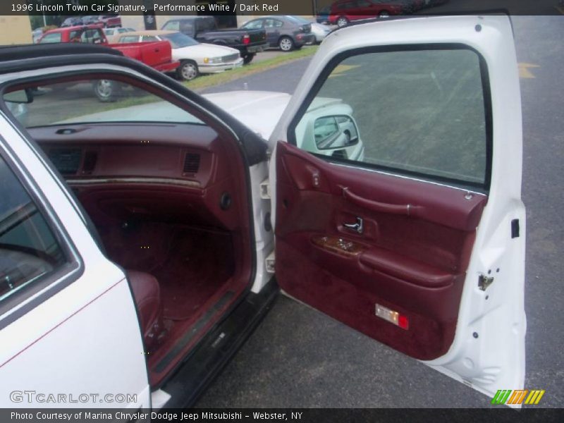 Performance White / Dark Red 1996 Lincoln Town Car Signature