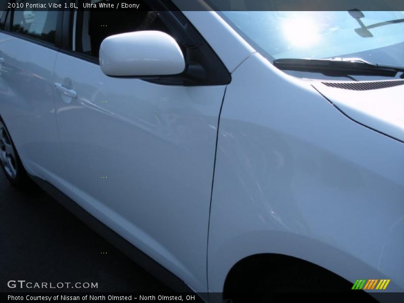 Ultra White / Ebony 2010 Pontiac Vibe 1.8L