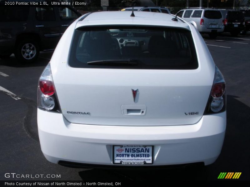 Ultra White / Ebony 2010 Pontiac Vibe 1.8L