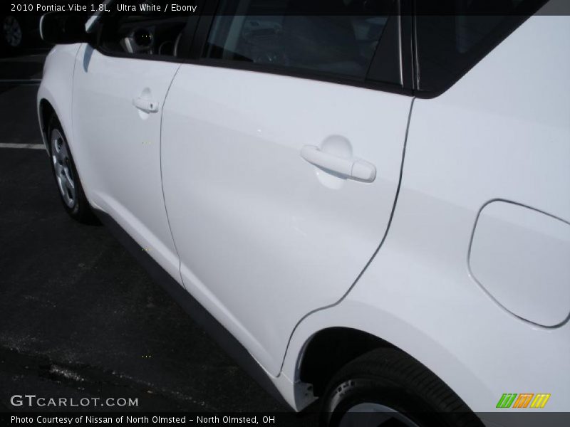 Ultra White / Ebony 2010 Pontiac Vibe 1.8L