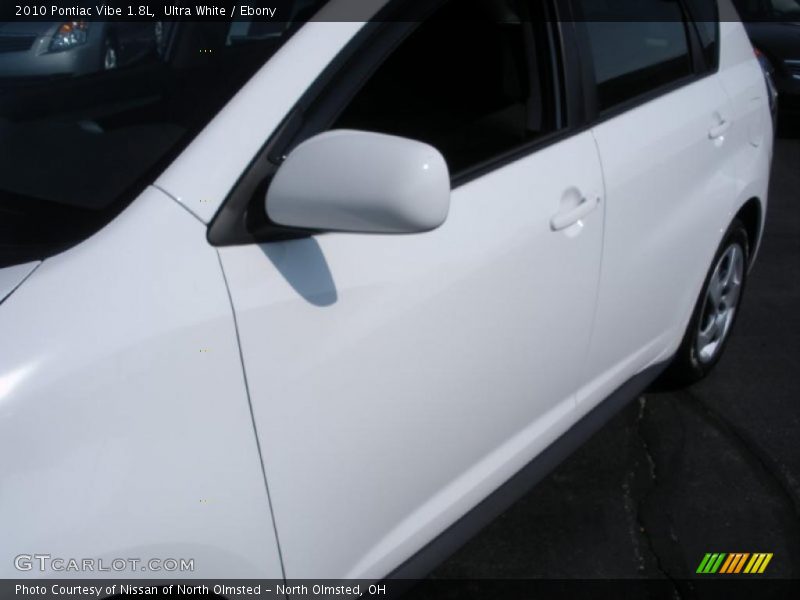 Ultra White / Ebony 2010 Pontiac Vibe 1.8L