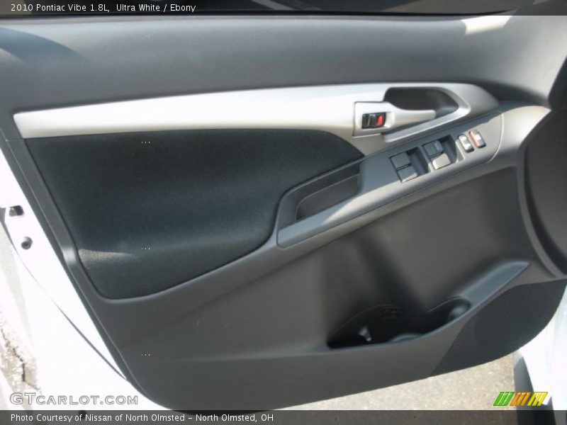 Ultra White / Ebony 2010 Pontiac Vibe 1.8L