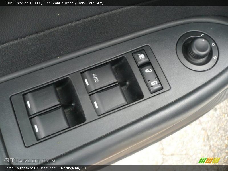 Cool Vanilla White / Dark Slate Gray 2009 Chrysler 300 LX