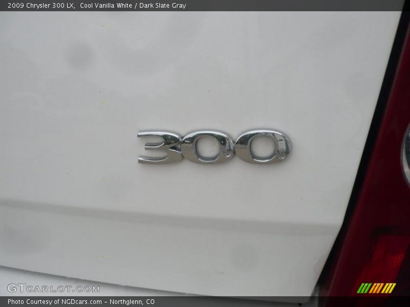 Cool Vanilla White / Dark Slate Gray 2009 Chrysler 300 LX