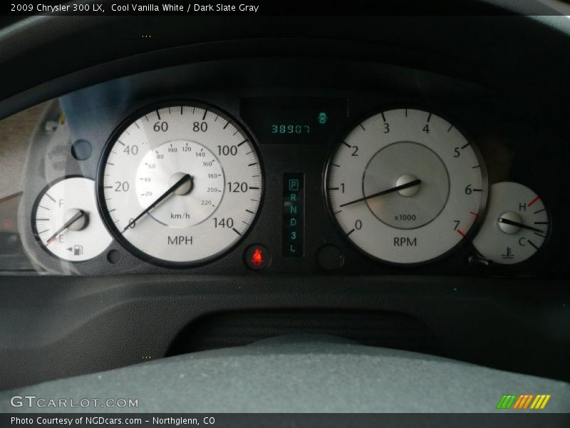 Cool Vanilla White / Dark Slate Gray 2009 Chrysler 300 LX