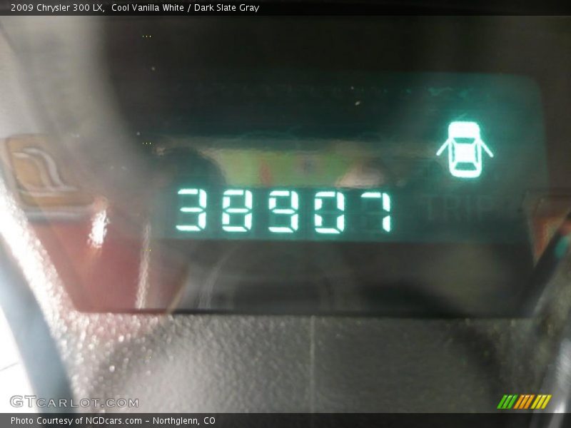 Cool Vanilla White / Dark Slate Gray 2009 Chrysler 300 LX