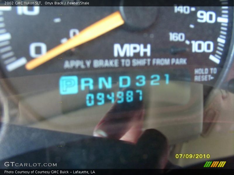 Onyx Black / Pewter/Shale 2002 GMC Yukon SLT