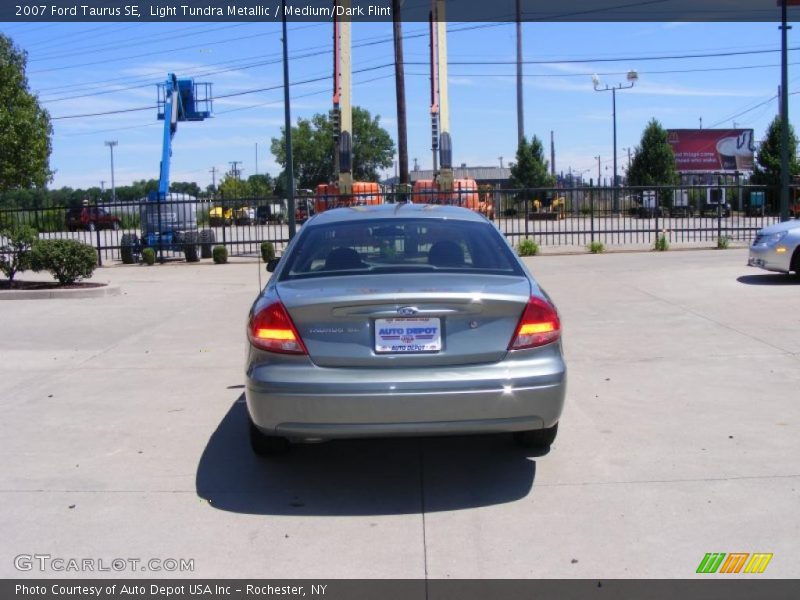 Light Tundra Metallic / Medium/Dark Flint 2007 Ford Taurus SE