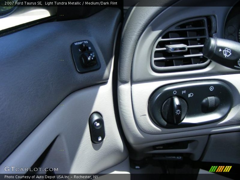 Light Tundra Metallic / Medium/Dark Flint 2007 Ford Taurus SE