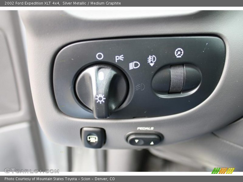 Silver Metallic / Medium Graphite 2002 Ford Expedition XLT 4x4