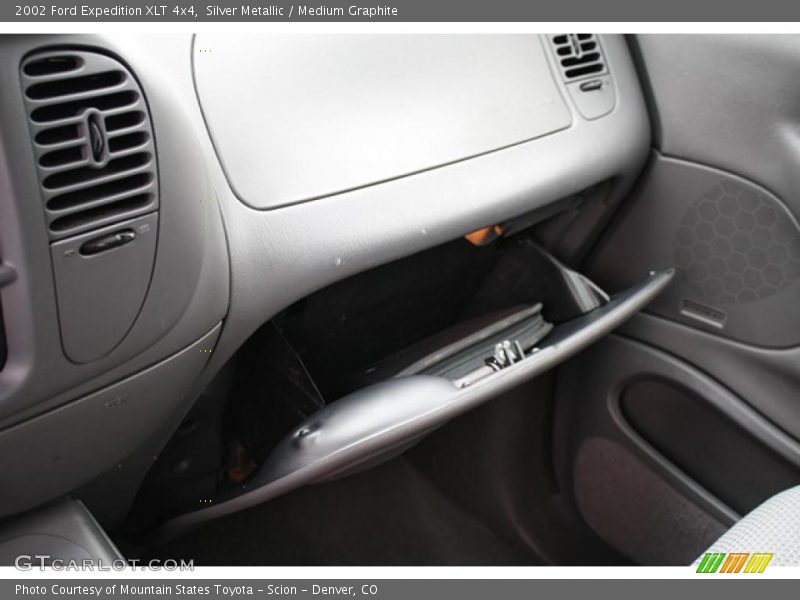 Silver Metallic / Medium Graphite 2002 Ford Expedition XLT 4x4