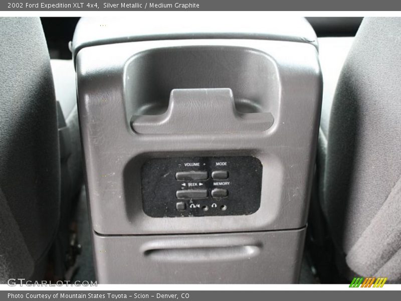 Silver Metallic / Medium Graphite 2002 Ford Expedition XLT 4x4