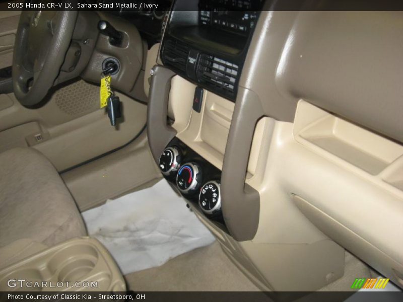 Sahara Sand Metallic / Ivory 2005 Honda CR-V LX