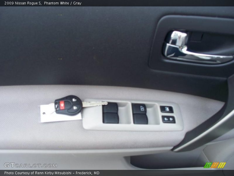 Phantom White / Gray 2009 Nissan Rogue S