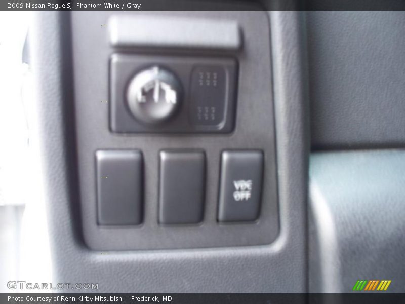 Phantom White / Gray 2009 Nissan Rogue S