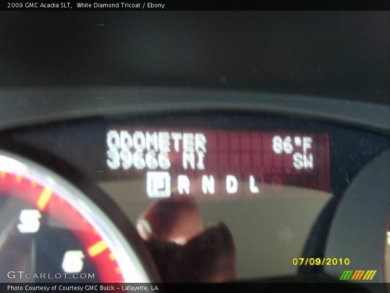 White Diamond Tricoat / Ebony 2009 GMC Acadia SLT