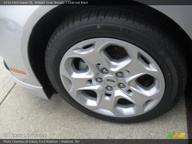 Brilliant Silver Metallic / Charcoal Black 2010 Ford Fusion SE