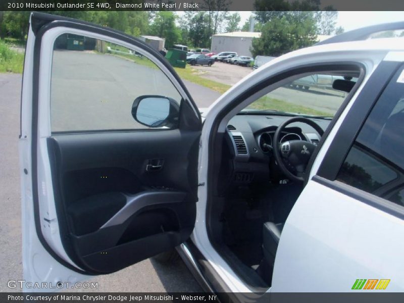 Diamond White Pearl / Black 2010 Mitsubishi Outlander SE 4WD