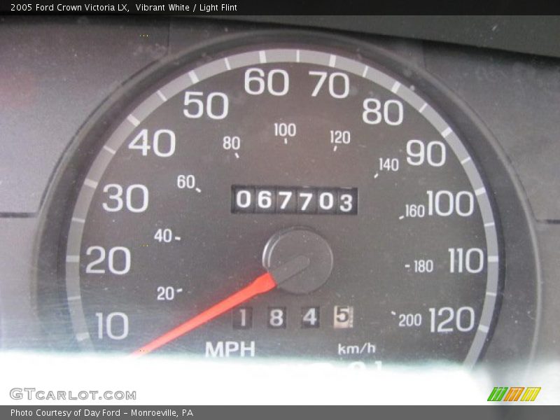 Vibrant White / Light Flint 2005 Ford Crown Victoria LX