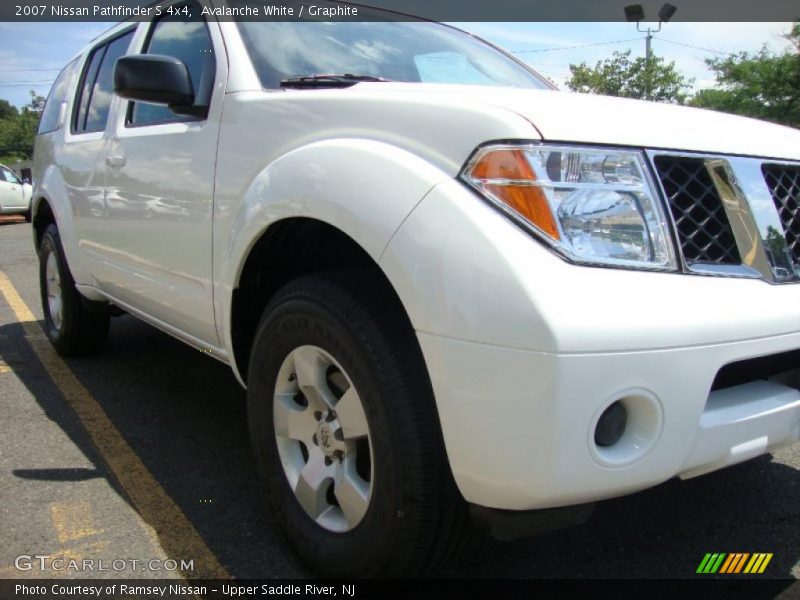 Avalanche White / Graphite 2007 Nissan Pathfinder S 4x4