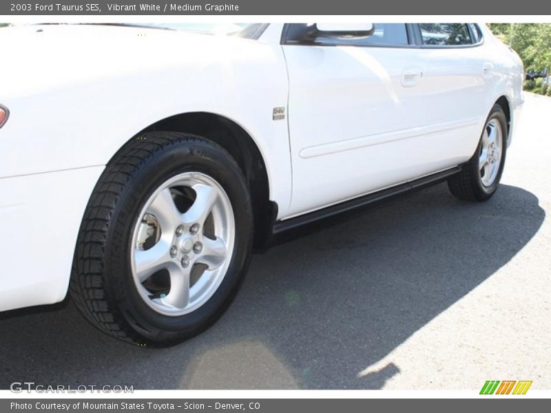 Vibrant White / Medium Graphite 2003 Ford Taurus SES